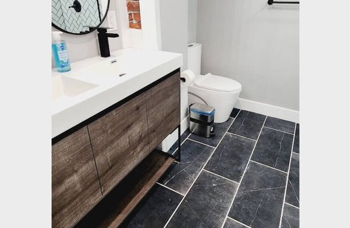 Primos Secane House | #12 NEW Master Bedroom +Private Bathroom in Angora