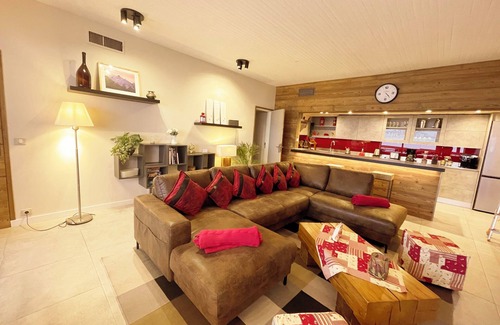 Tignes Apartment | 12-person chalet with lake view