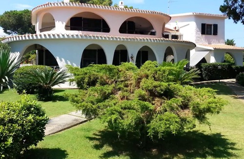 Sarroch Apartment | 12 STEPS TO THE BEACH: Villa Porto Columbu