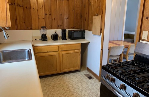 Broadmoor House | 1200sqft, 1Bd,1Ba,1Car garage in Cheyenne Canyon