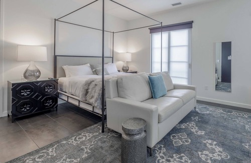 Midtown Hotel | 121 Hotel by AvantStay | Modern Executive Suite w/Juliet Balcony In Nashville!