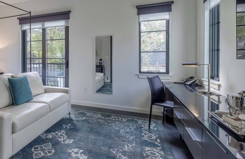 Midtown Hotel | 121 Hotel by AvantStay | Modern Executive Suite w/Juliet Balcony In Nashville!