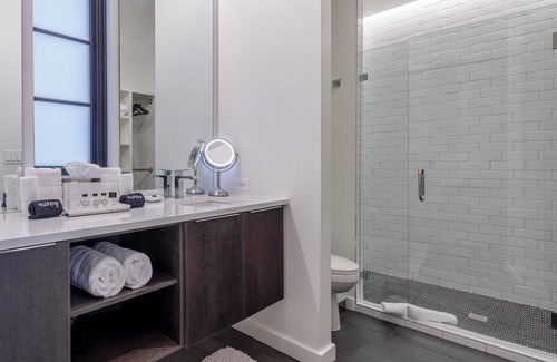 Midtown Hotel | 121 Hotel by AvantStay | Modern Executive Suite w/Juliet Balcony In Nashville!