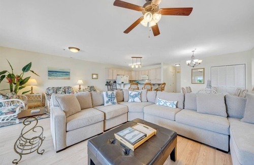 Smith Mountain Lake Apartment | #121 Pointe - 3 Bedroom Lakefront Condo at Mariners SML