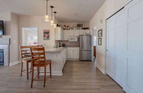Delavan Lake Condo | 123 - Premium Lake View Condo Suite