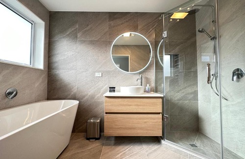 Auckland House | 123B Forresthill Rd