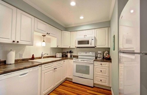 Demere Park Condo | 125 NIGHT SEPTEMBER DISCOUNT! GORGEOUS POOL VIEW! WALK TO VILLAGE DOG FRIENDLY.