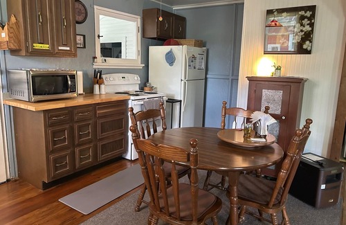 Lakeville Cottage | 125/nt after discount Oct 6-10 two nt minimum-Lakefront Cottage at O'Dells Lake