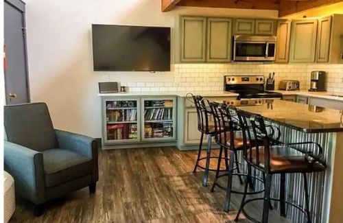 Quincy Condo | #126 condo by large pool/Pickup for the Gorge Shuttle-book seperately