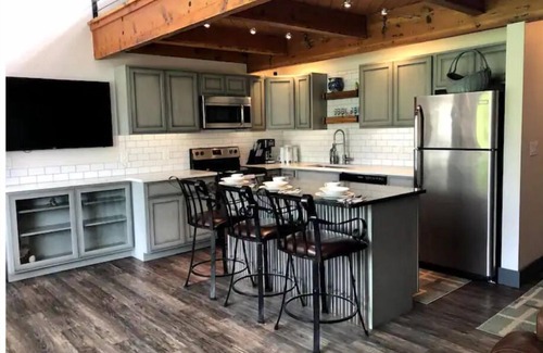 Quincy Condo | #126 condo by large pool/Pickup for the Gorge Shuttle-book seperately