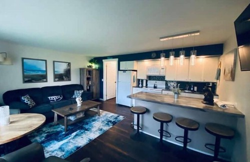 Quincy Condo | #127 condo by large pool/hot tub/Gorge Shuttle-book separately