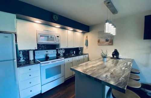 Quincy Condo | #127 condo by large pool/hot tub/Gorge Shuttle-book separately