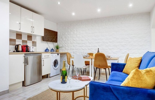 Porte-Saint-Martin Apartment | 129 Dilana - Charming Apartment Near République
