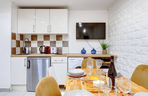 Porte-Saint-Martin Apartment | 129 Dilana - Charming Apartment Near République