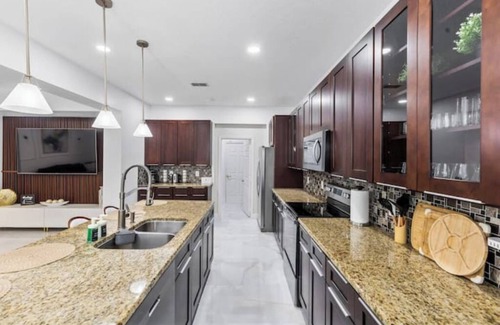 Legacy Park House | 12PPL Luxury Disney Retreat Game Room Poolnn