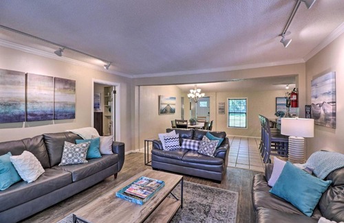 Royal House | 13 Mi to Hot Springs Serene Royal Home with Deck!