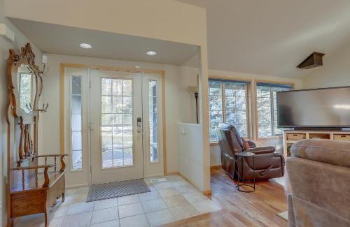 Deer Park House | 13 Ollalie Home with 2 Car Garage