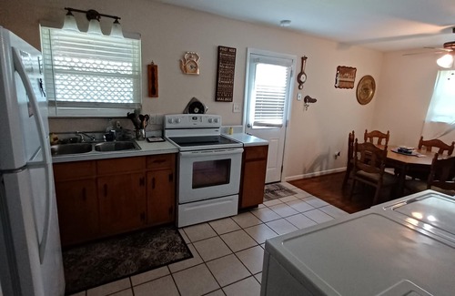 Buckroe Beach House | 1300sqft, 3 blcks frm Buckroe Beach, dog friendly, 6mi coliseum/conventioncenter