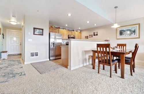 Washington Condo | 1333 A Pleasant Surprise with a peak-a-boo view!