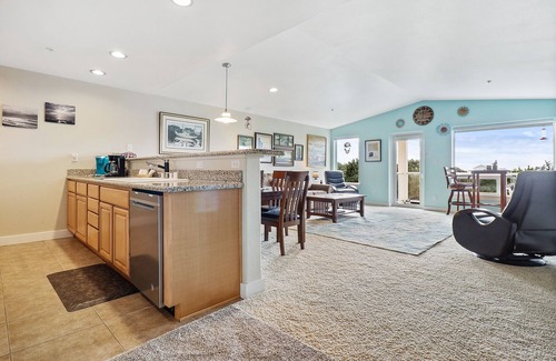 Washington Condo | 1333 A Pleasant Surprise with a peak-a-boo view!