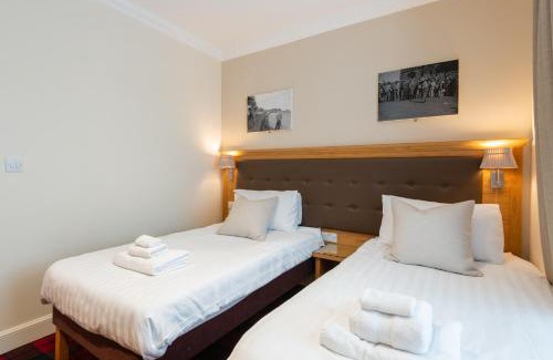 St. Andrews Apartment | 138 North Street - luxury 2 bed 2 bath with secret garden, summerhouse, putting green