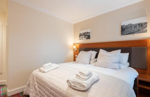 St. Andrews Apartment | 138 North Street - luxury 2 bed 2 bath with secret garden, summerhouse, putting green