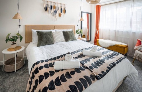 Wakefield House | 14 Bolton Mews, Wakefield, WF1 4GA · Leeds getaway with hot tub & gaming room