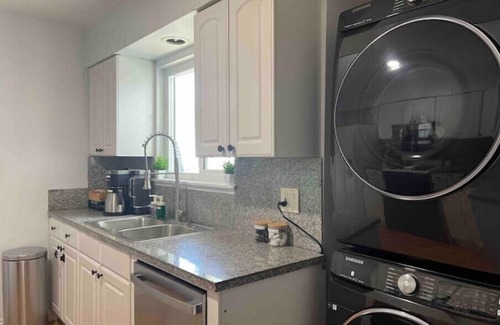 North Central House | 14-Min Walk to Rose Bowl-Centrally located-Safen