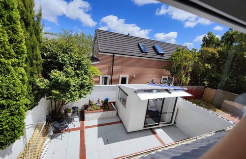 Lower Hutt House | 14 Minutes to the ferry! Five bedrooms with a yard, an office room, and more!