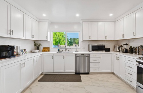 Reseda House | 14 ppl Estate w/Pool. Near Universal Studios!