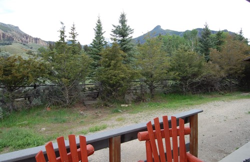 Wapiti Cabin | 1400 sqft Cabin 30 Miles from Yellowstone NOW WITH INTERNET!