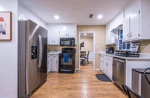 Huntsville House | 14003 Maebeth · ❂Mayflower Cottage❂ Ping Pong Table/Fiber Wifi!