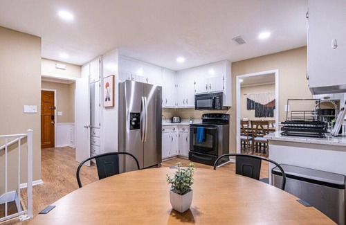 Huntsville House | 14003 Maebeth · ❂Mayflower Cottage❂ Ping Pong Table/Fiber Wifi!