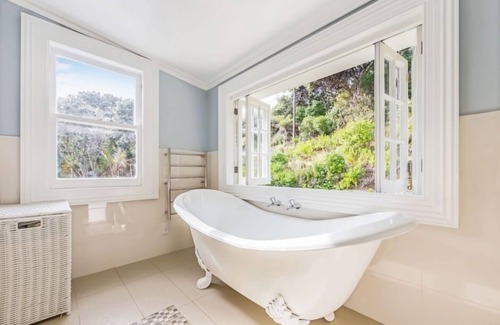 Rawhiti Cabin | 145 yr old, 5 bedroom Lodge Oozing Character with Beach Back and Front