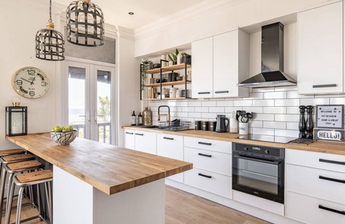 Worthing Apartment | 147 By The Sea - Opposite the Beach with Stunning Sea Views + Parking