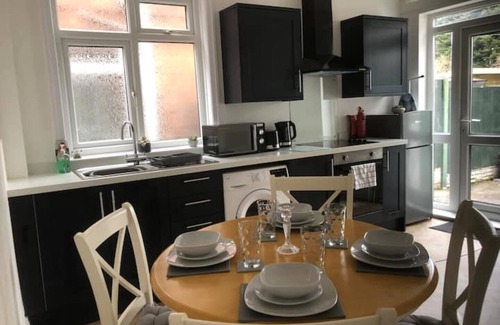 Scunthorpe House | 15 Comfort House 2 bed townhouse with parking