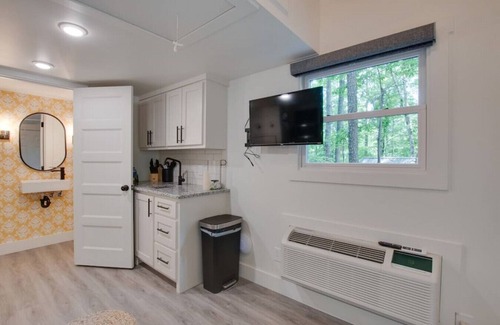 Groveoak House | #15 (Daisy) Tiny Cottage Near Lake Guntersville