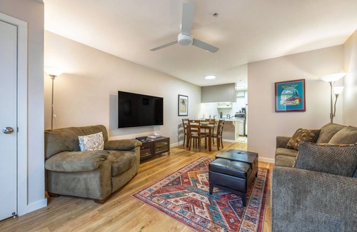 Hood River Condo | 15 Lodge Condo with Hood River Bridge View by RedAwning