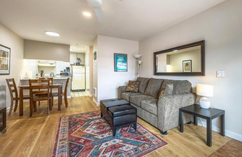 Hood River Apartment | 15 Lodge with Hood River Bridge View