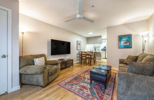 Hood River Apartment | 15 Lodge with Hood River Bridge View