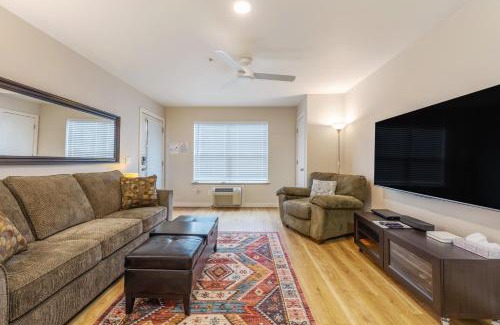 Hood River Apartment | 15 Lodge with Hood River Bridge View
