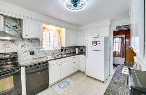 North Rosedale Park House | 15 Mi to Dtwn Detroit Cozy Family Home with Yard!
