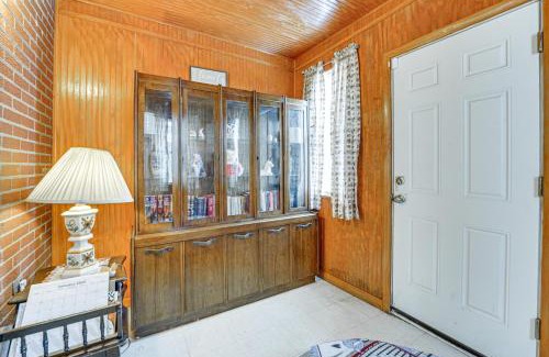 North Rosedale Park House | 15 Mi to Dtwn Detroit Cozy Family Home with Yard!