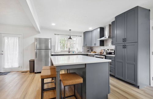 Cliftondale House | 15 Min From Airport With 3 King Beds + Game Room!