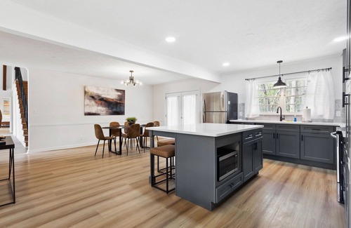 Cliftondale House | 15 Min From Airport With 3 King Beds + Game Room!