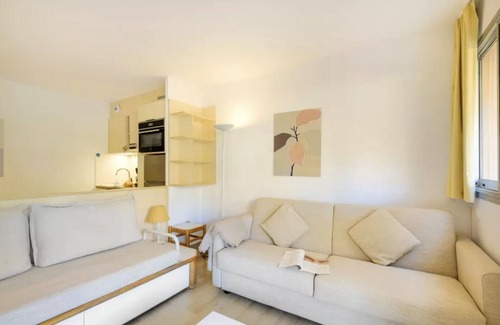 Cannes La Bocca Apartment | 15 min from the beach, sleeps 6, air-conditioned, quiet with pool, Cannes la Bocca