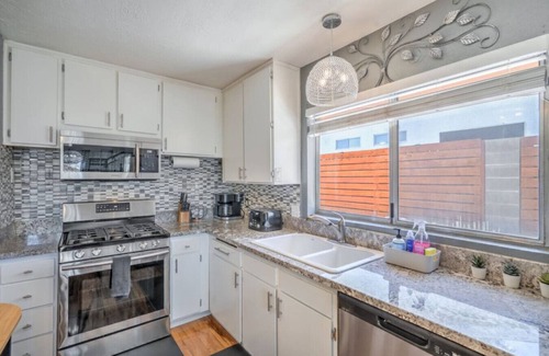 Green Valley North House | 15 Min to STRIP, Heated Pool, BBQ, 4BR, Pool Table