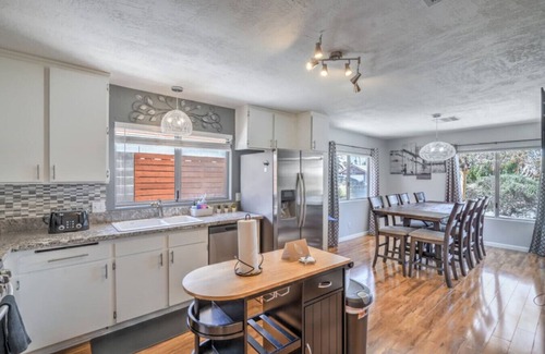 Green Valley North House | 15 Min to STRIP, Heated Pool, BBQ, 4BR, Pool Table