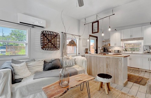 Largo House | 15 Mins to the Beach + Private Pool/Luxe Largo Home – Book Now!