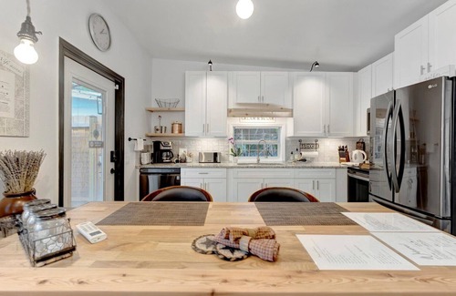 Largo House | 15 Mins to the Beach + Private Pool/Luxe Largo Home – Book Now!